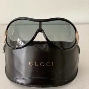 Gucci GG 2561/S Big Logo Horsebit Shield Black Sunglasses. Very good condition